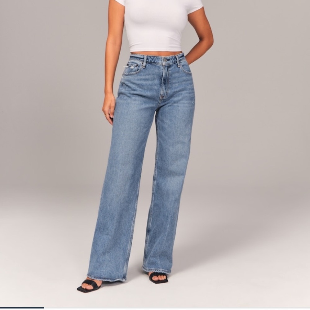 NWOT Abercrombie and Fitch High Rise 90’s Relaxed Jean 30 Short in Dark Wash.